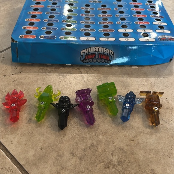 Skylanders light knight and 7 traps with display - Picture 2 of 2